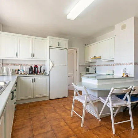 Apartment Stylish And Spacious 3 Bedroom *