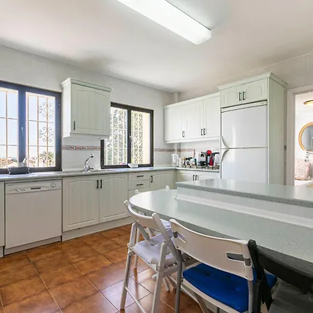 Stylish And Spacious 3 Bedroom *