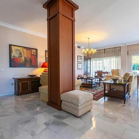 Stylish And Spacious 3 Bedroom Apartment *